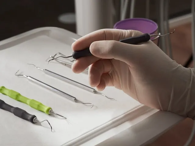 Kiedy dentysta jest niezbędny, a kiedy wystarczy obserwacja?